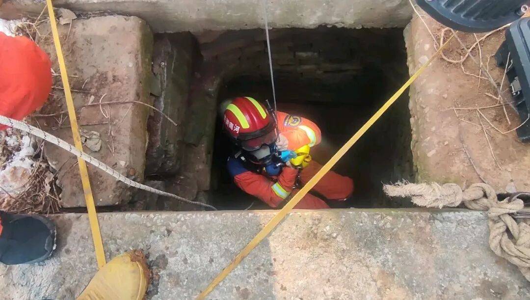 8岁女孩不慎坠入深井 消防员成功营救